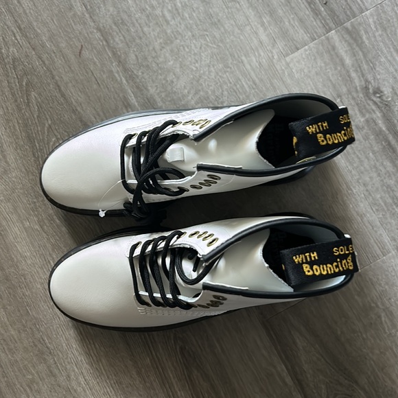 DR. MARTENS BOOTS SHOES SIZE 8 US L 7 US M BRAND NEW - Picture 5 of 7